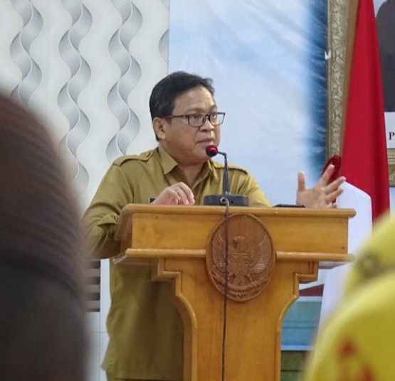 Kepala Biro Organisasi Setda Provinsi Gorontalo Aryanto Husain, saat memaparkan progres penyerderhanaan birokrasi Pemerintah Provinsi Gorontalo, pada Rapat Koordinasi Uji Publik Rancangan Kementerian PANRB Bidang Kelembagaan dan Tatalaksana, Selasa (12/10/21), di Ruang Rapat Doluhupa Kantor Gubernur Gorontalo.